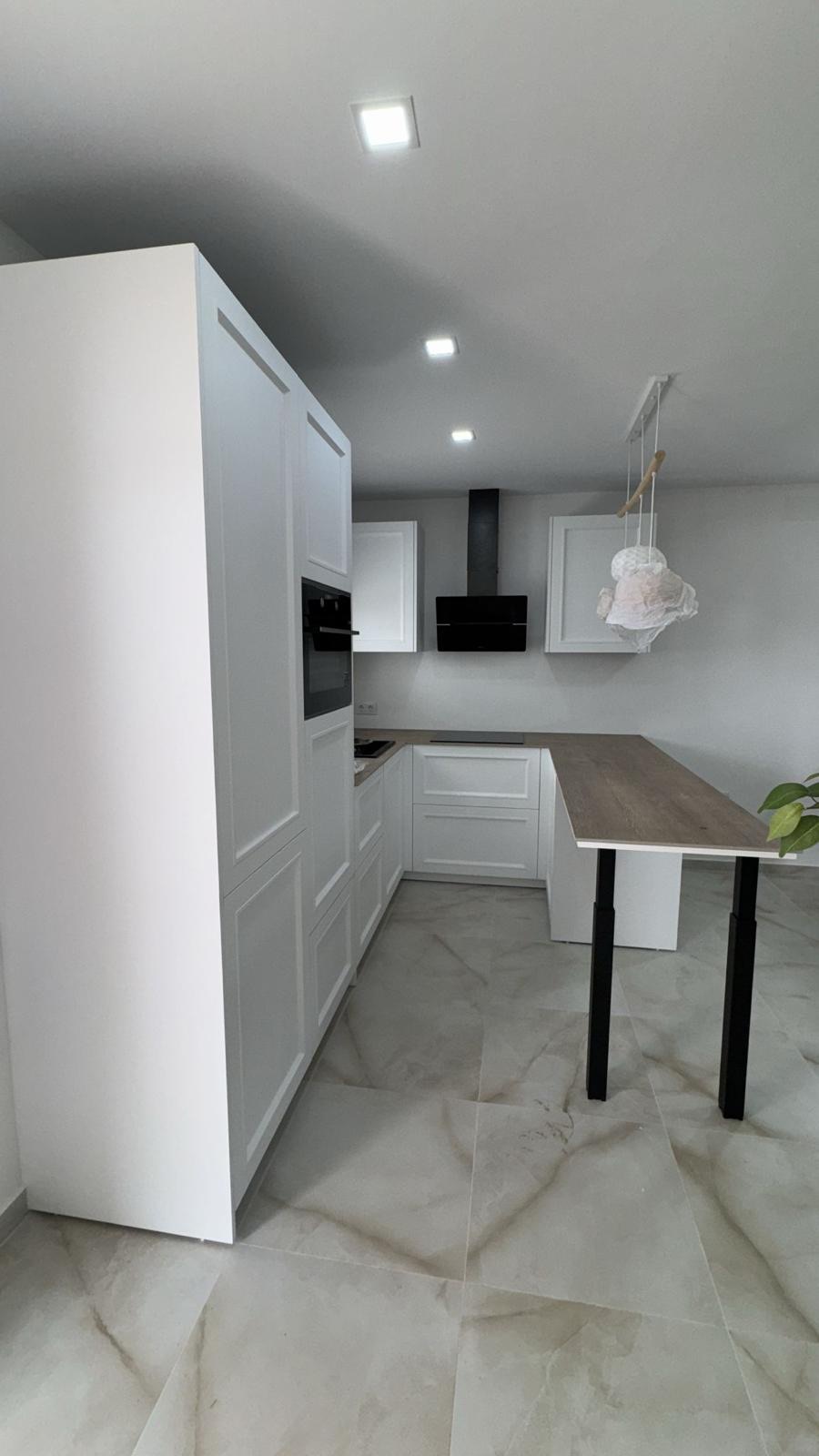Cocina blanca clásica en U con península madera