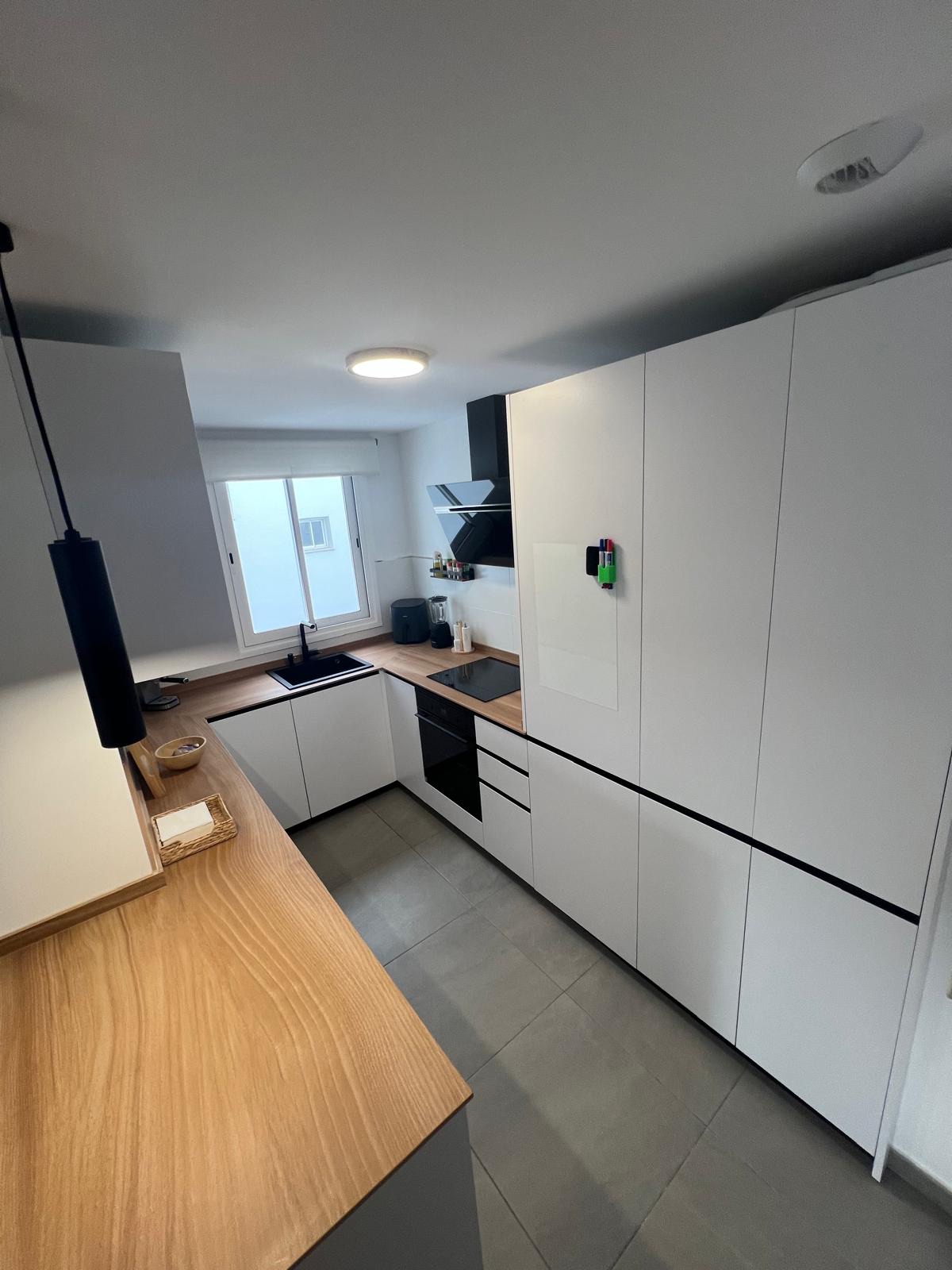 Cocina minimal con encimera roble