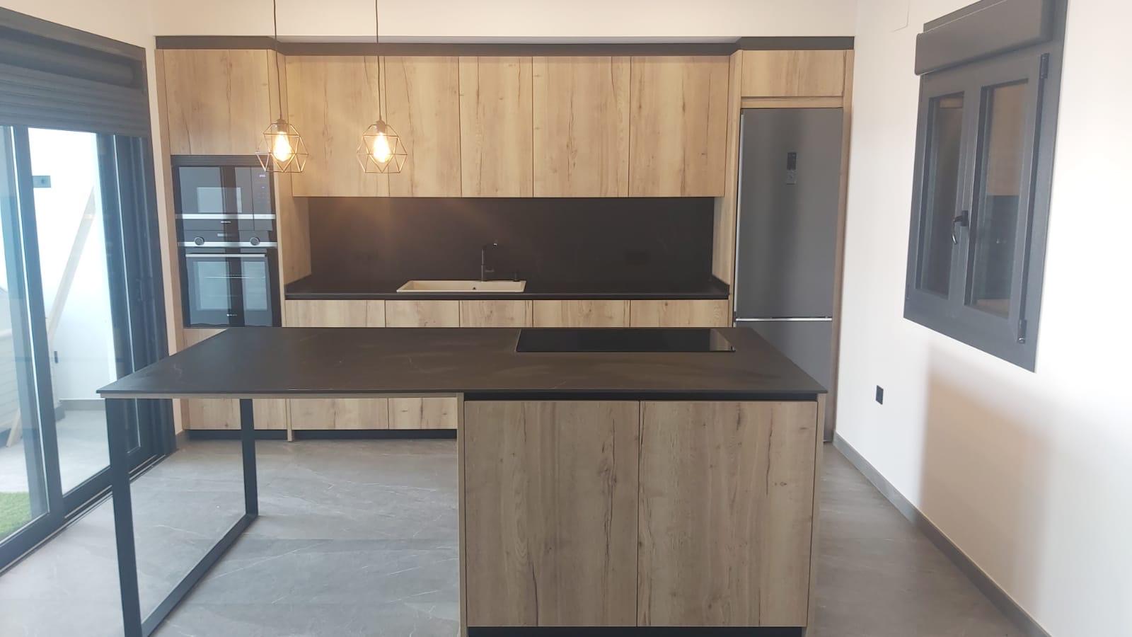Cocina de roble con isla Dekton
