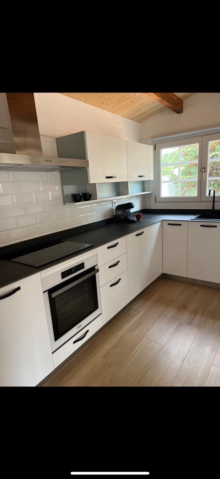 Cocina blanca rústica con vigas de madera y azulejo metro