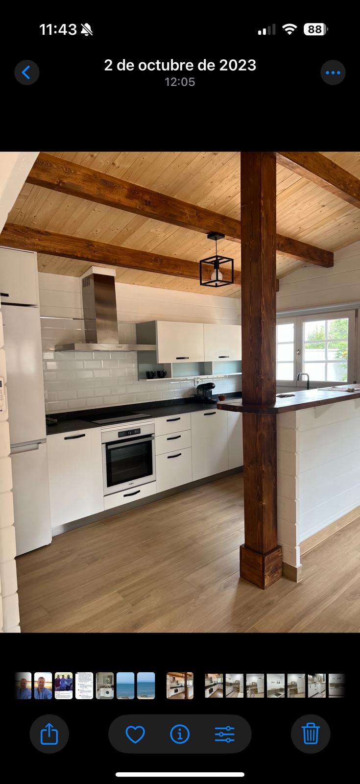 Cocina rústica con barra madera y columna vista