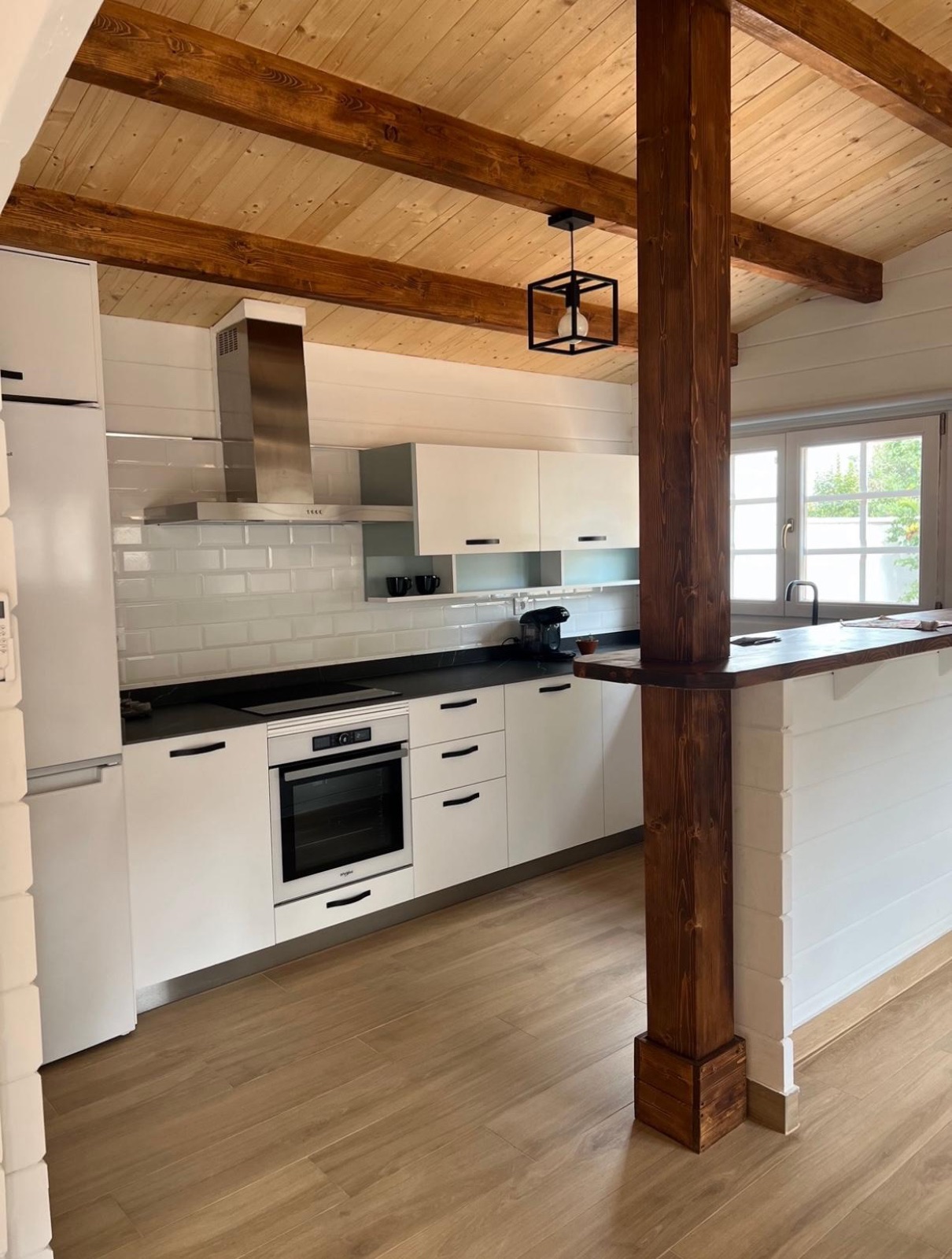 Cocina rústica con vigas de madera