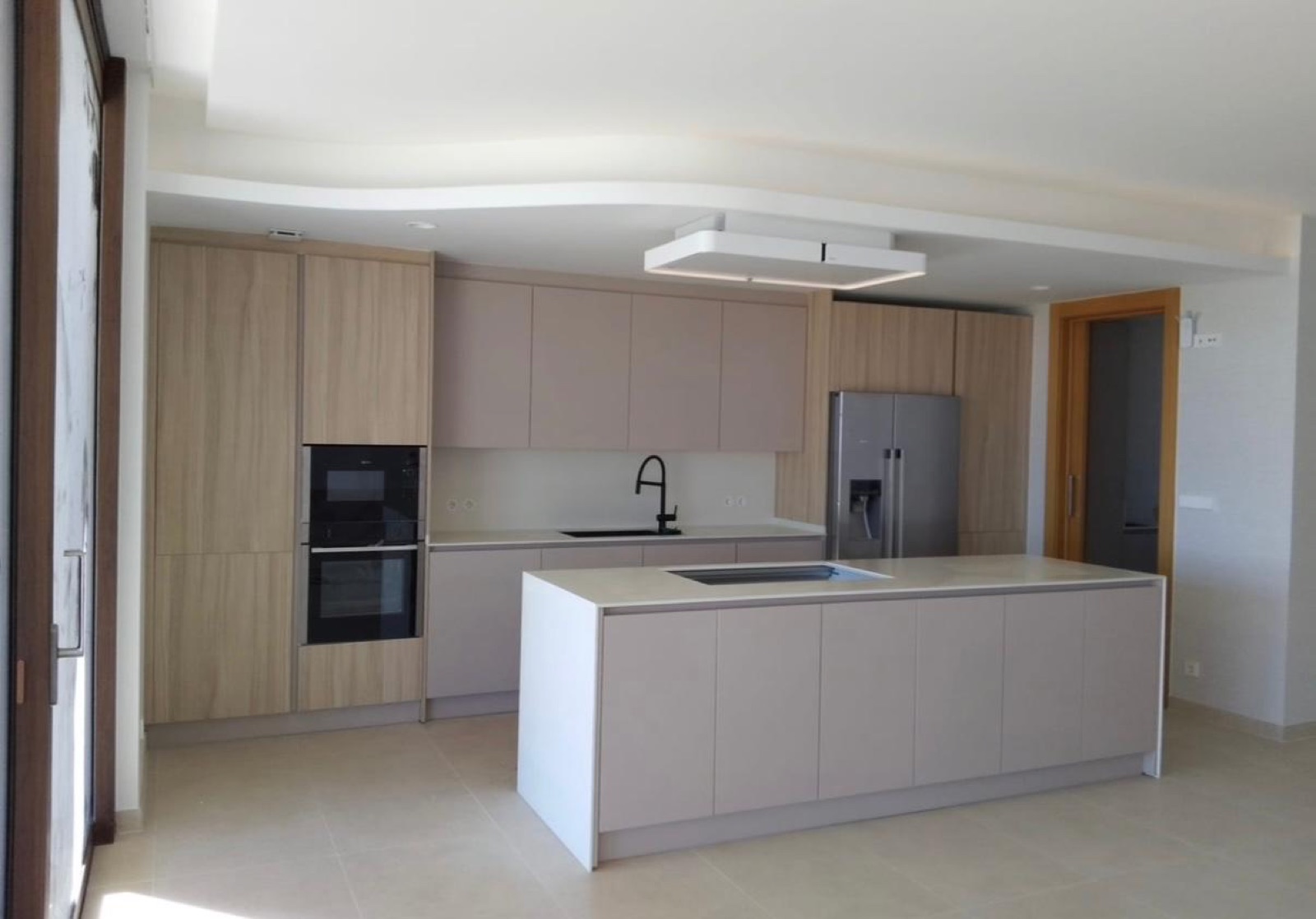 Detalle cocina rústica con vigas de madera y suelo laminado