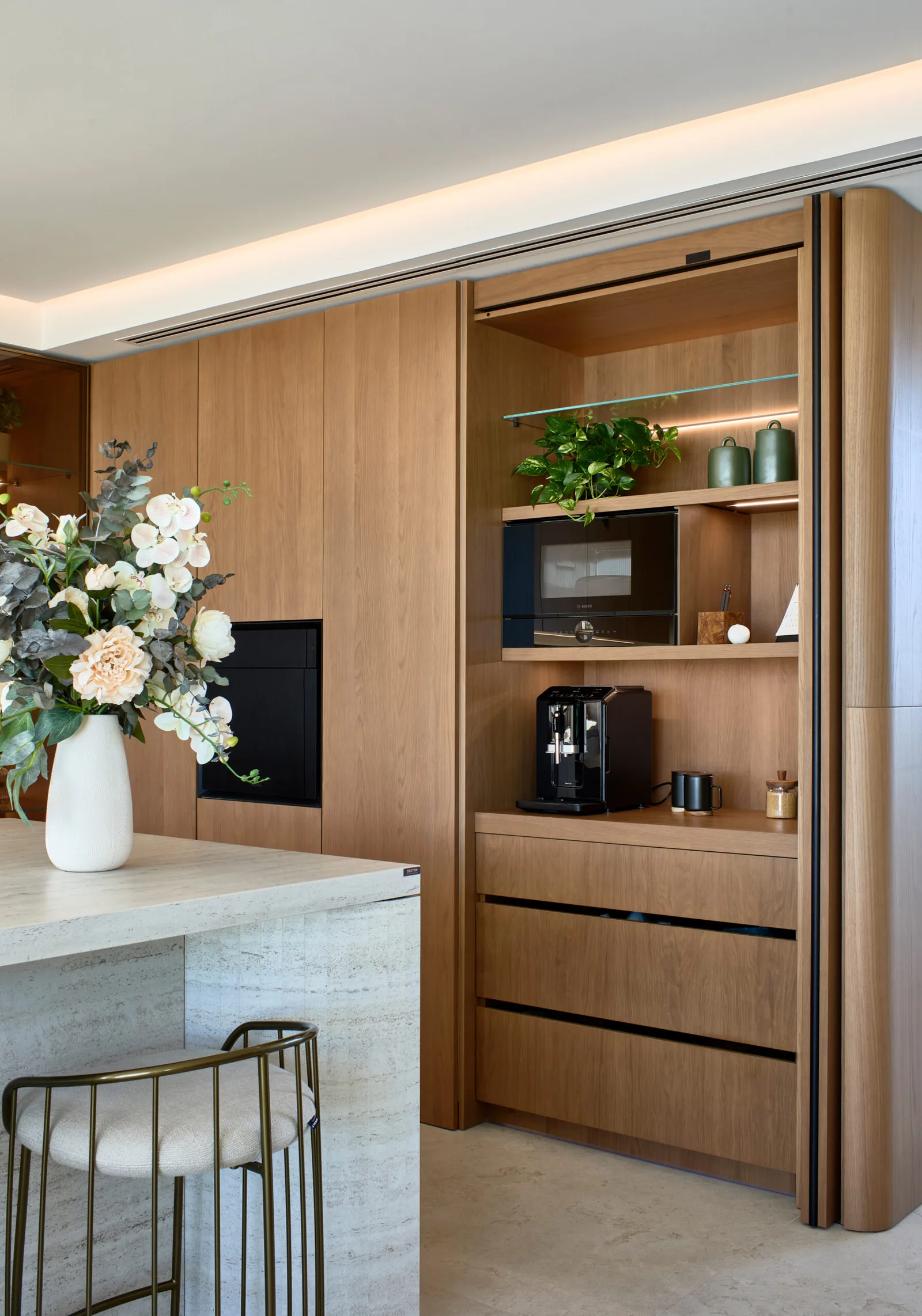 Arquitectura de materiales y continuidad visual — cocina a medida de Rosso Home Design en Cádiz