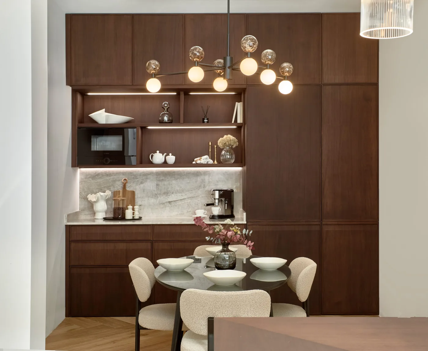 Encimera de piedra natural en cocina a medida de Cádiz — Rosso Home Design