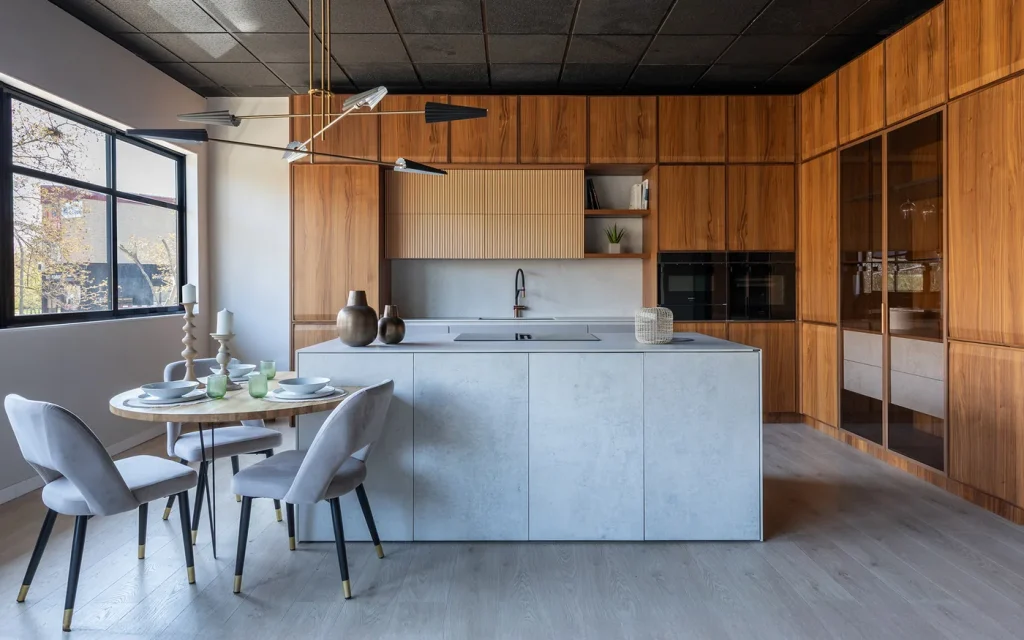 Cocina en L con isla en una vivienda de Cádiz — Rosso Home Design