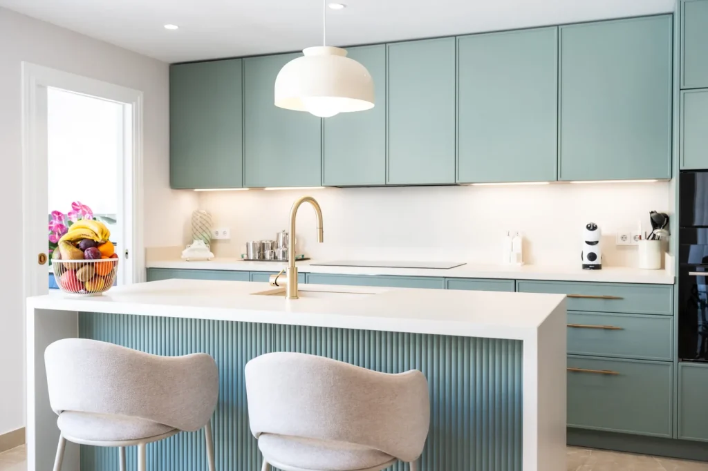 Cocina a medida con isla central y luz natural, ejemplo de diseño — Rosso Home Design, Cádiz