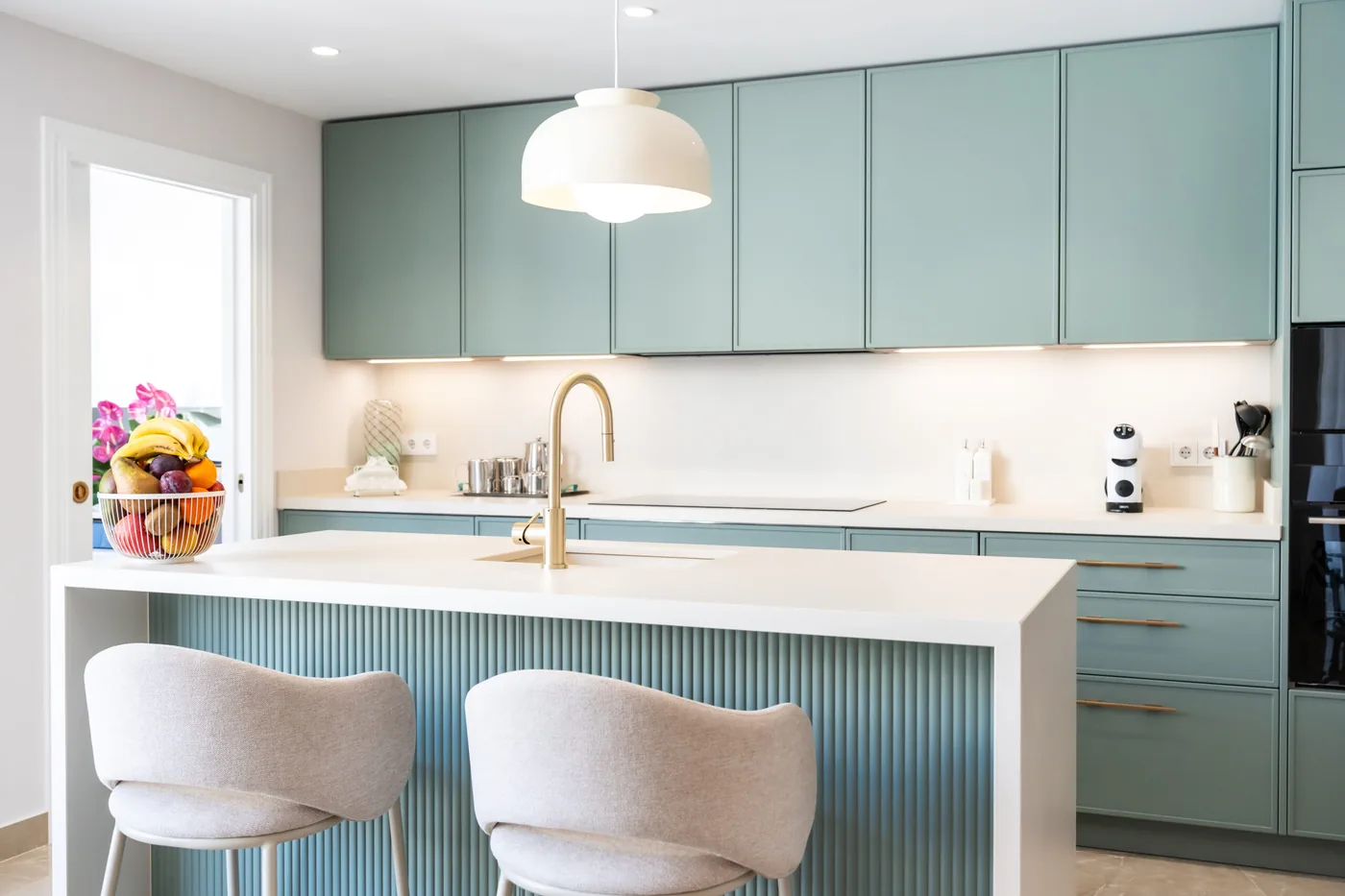 Cocina a medida con isla central y luz natural, ejemplo de diseño — Rosso Home Design, Cádiz