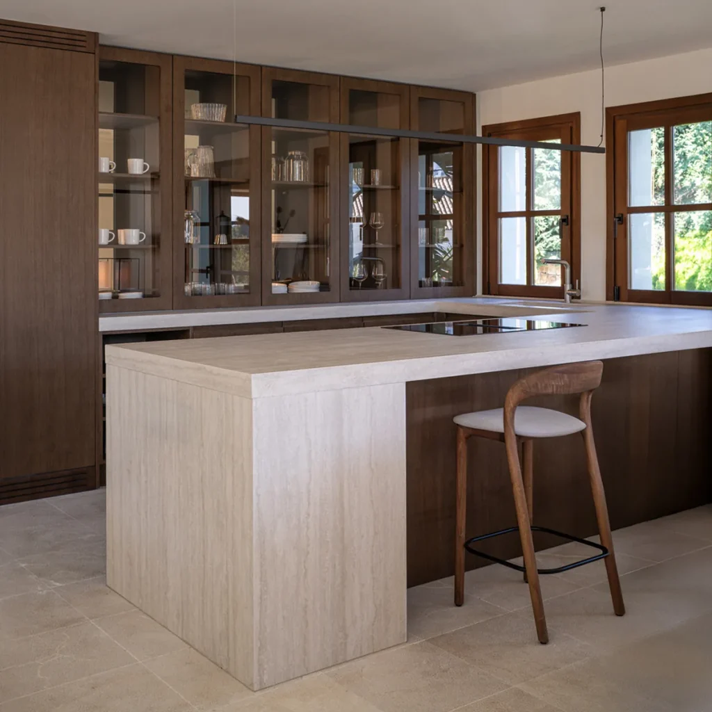 Cocina a medida en U con península recién instalada — Rosso Home Design, Cádiz