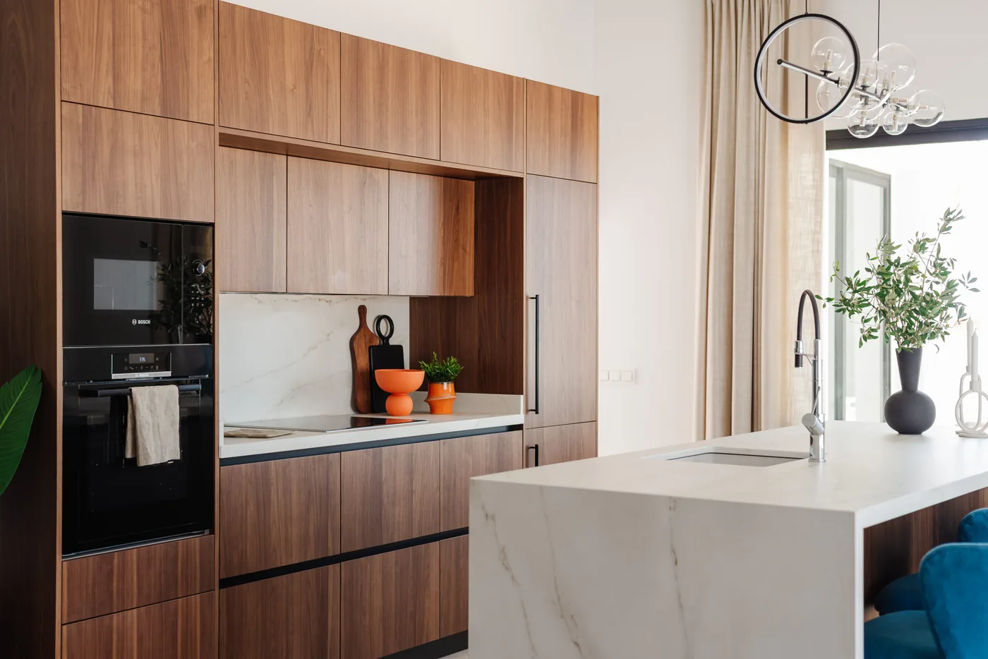 Cocina de fabricación nacional en madera de nogal abierta al salón — Rosso Home Design, Cádiz