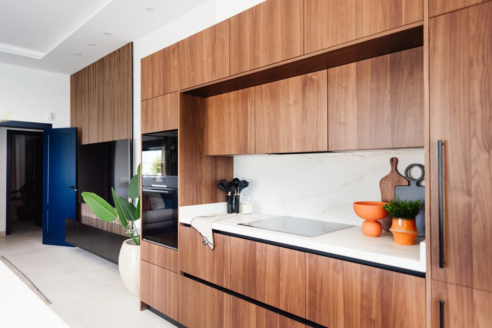 Abierta al salon con madera nogal — cocina a medida de Rosso Home Design en Cádiz