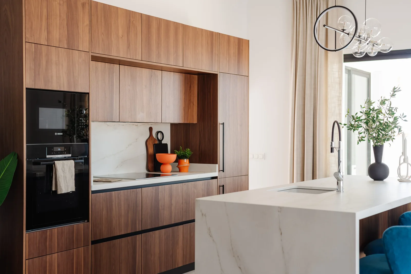 Abierta al salon con madera nogal — cocina a medida de Rosso Home Design en Cádiz