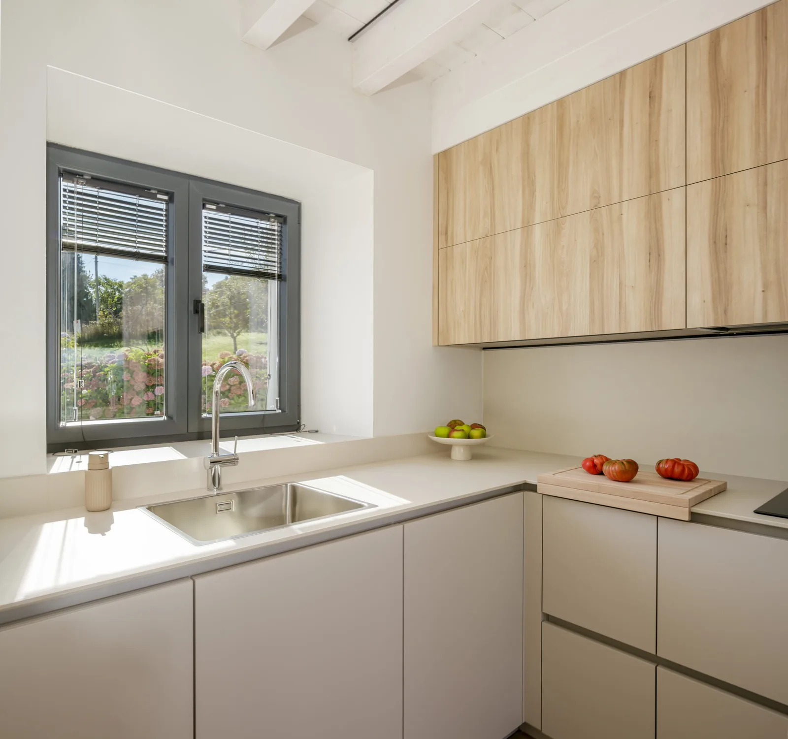 Abierta al salon madera — cocina a medida de Rosso Home Design en El Puerto de Santa María