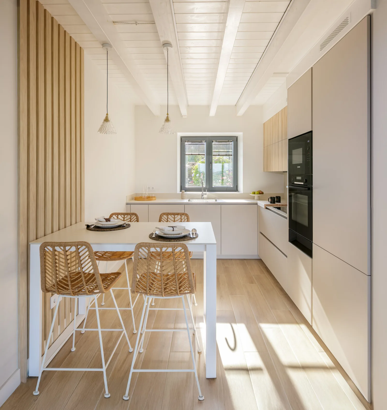 Abierta al salon madera — cocina a medida de Rosso Home Design en El Puerto de Santa María