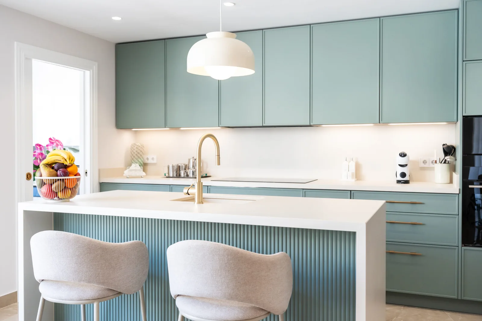 Abierta con isla central y luz natural — cocina a medida de Rosso Home Design en Cádiz