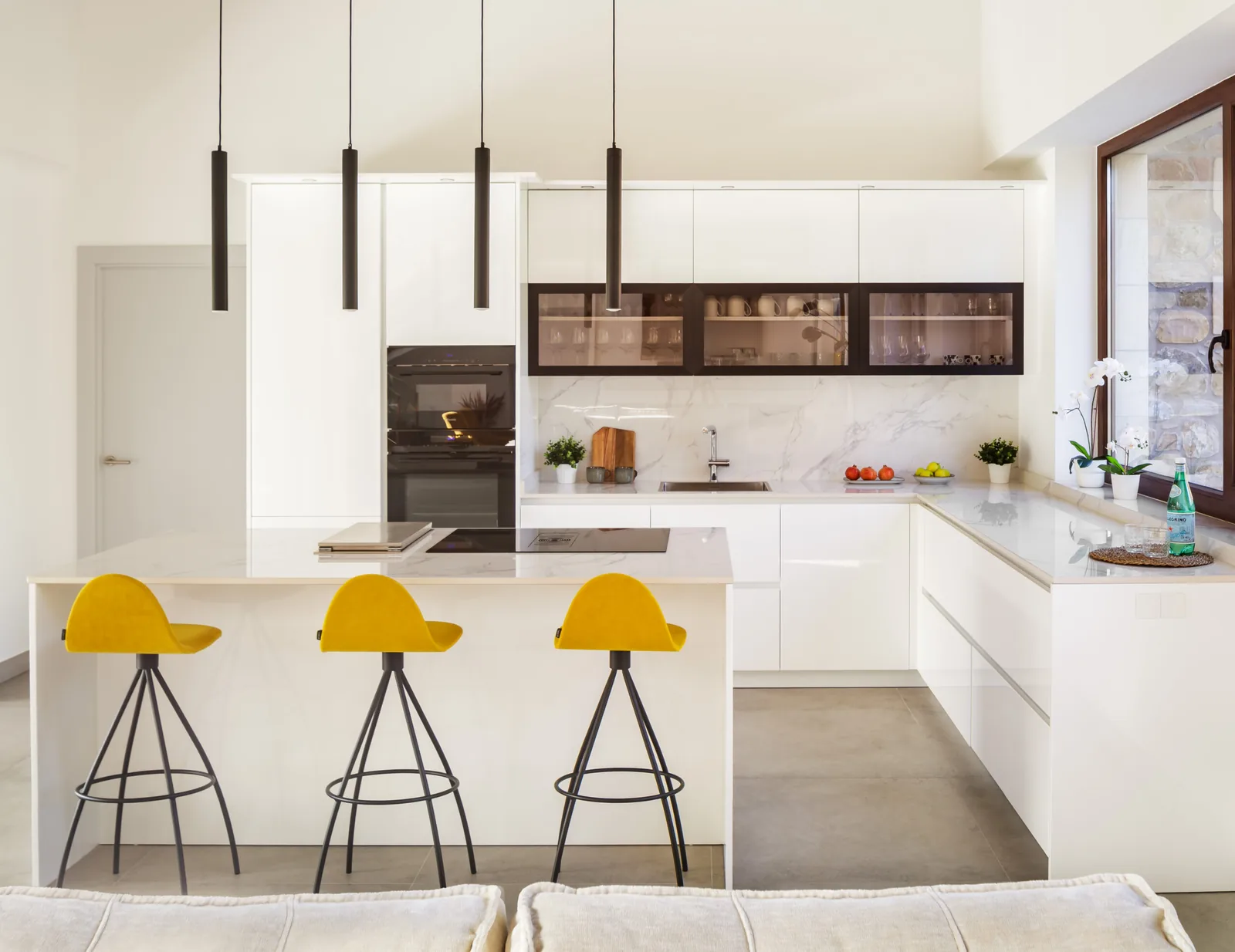 Abierta con isla el corazon de una vivienda contemporanea — cocina a medida de Rosso Home Design en Chiclana