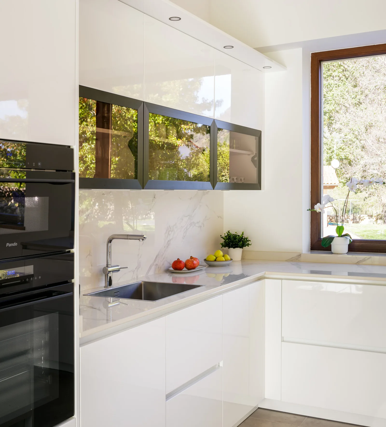 Abierta con isla el corazon de una vivienda contemporanea — cocina a medida de Rosso Home Design en Chiclana