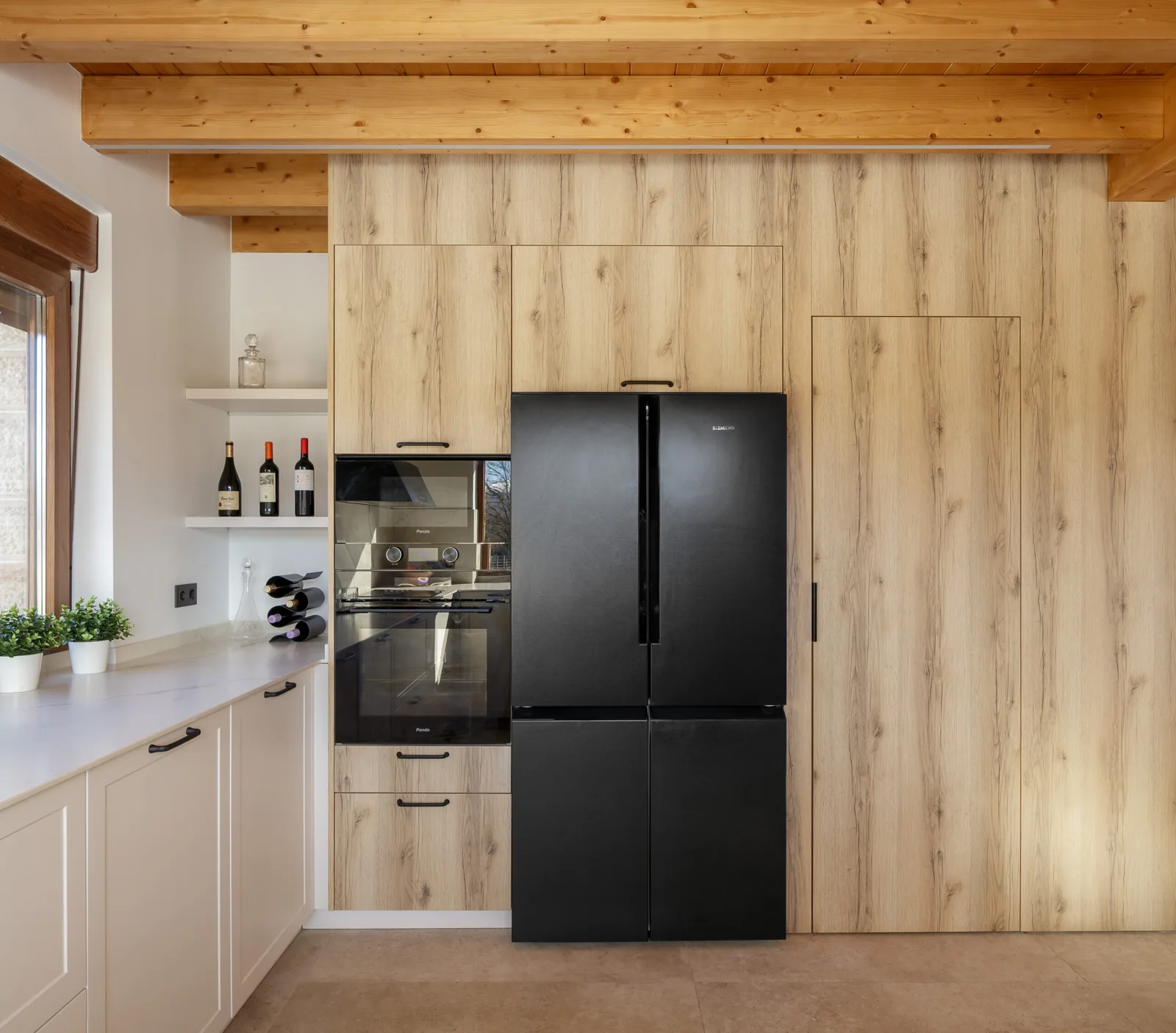 Abierta con madera y tonos naturales — cocina a medida de Rosso Home Design en Sanlúcar de Barrameda