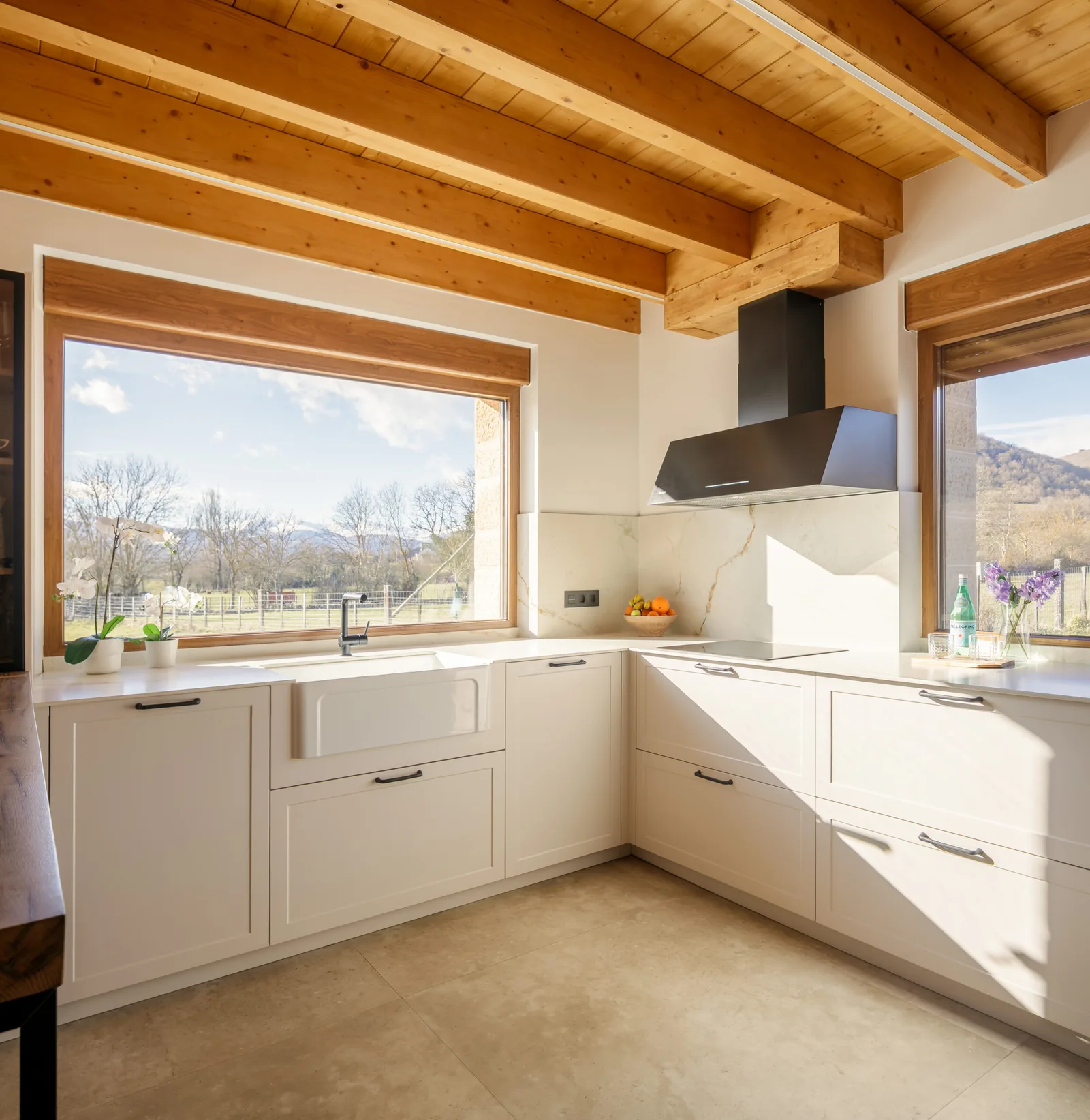 Abierta con madera y tonos naturales — cocina a medida de Rosso Home Design en Sanlúcar de Barrameda