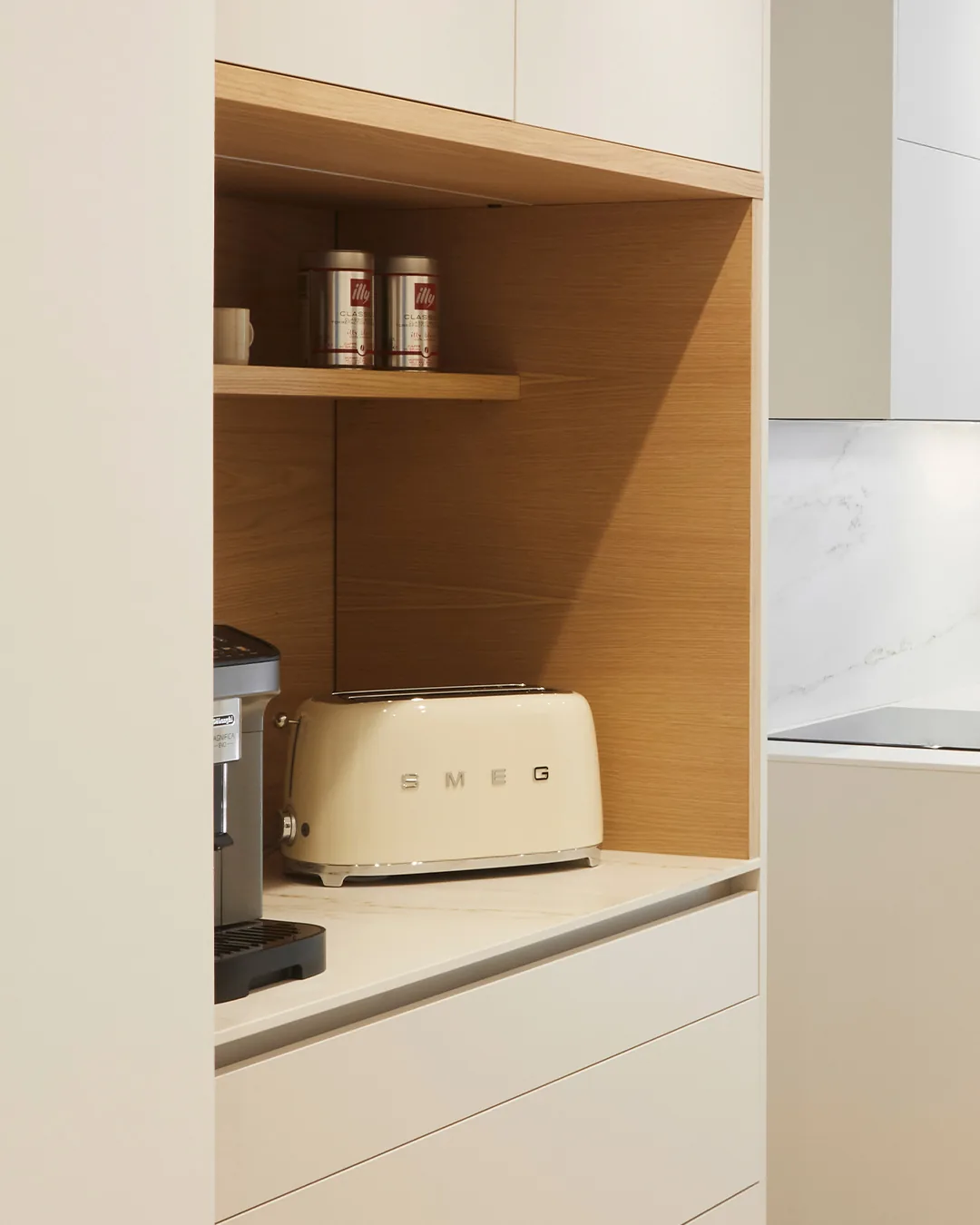 Con peninsula abierta a la terraza — cocina a medida de Rosso Home Design en Chiclana de la Frontera