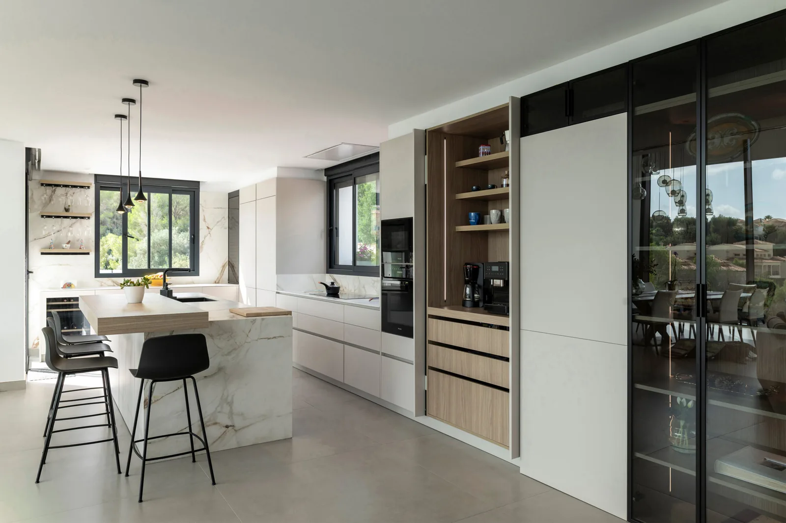 Donde el espacio y la luz marcan el diseno — cocina a medida de Rosso Home Design en Cádiz