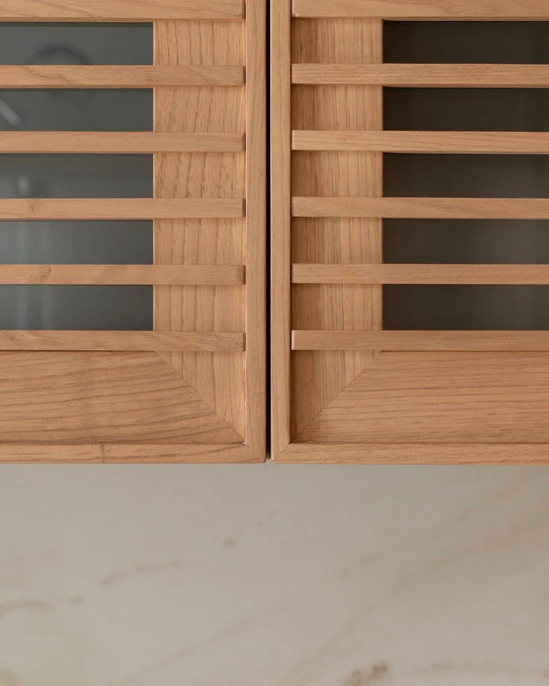 En paralelo con madera natural y diseno contemporaneo — cocina a medida de Rosso Home Design en San Fernando
