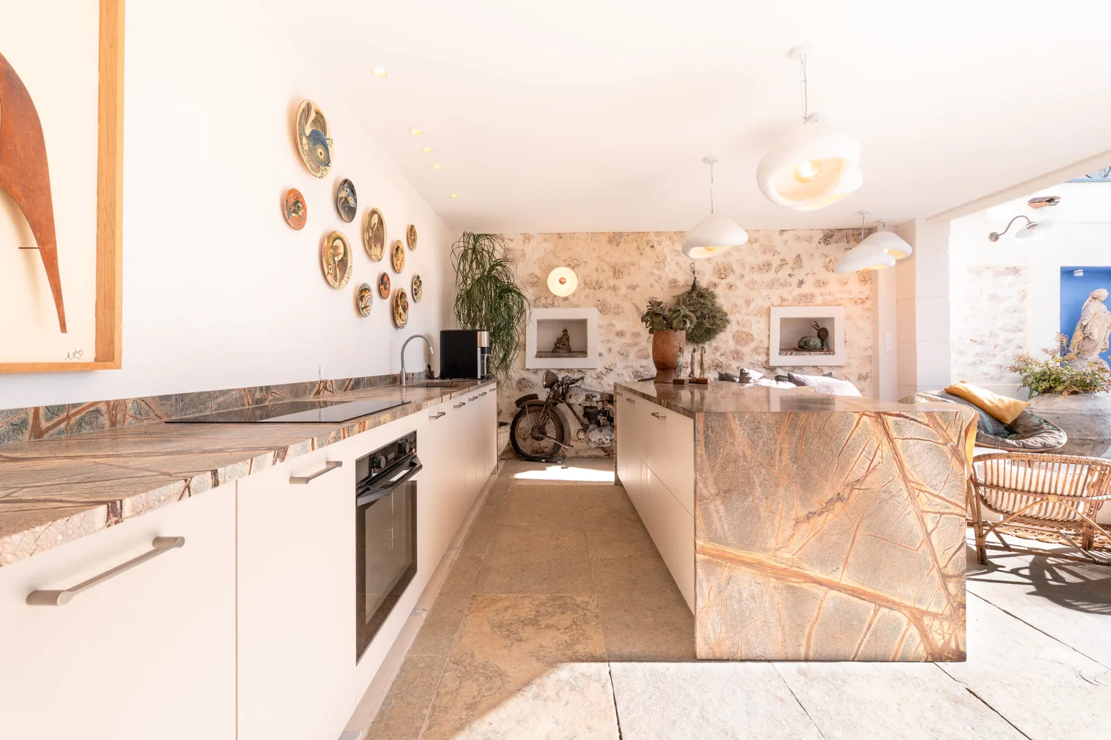 Exterior con isla y madera natural diseno integrado — cocina a medida de Rosso Home Design en Barbate