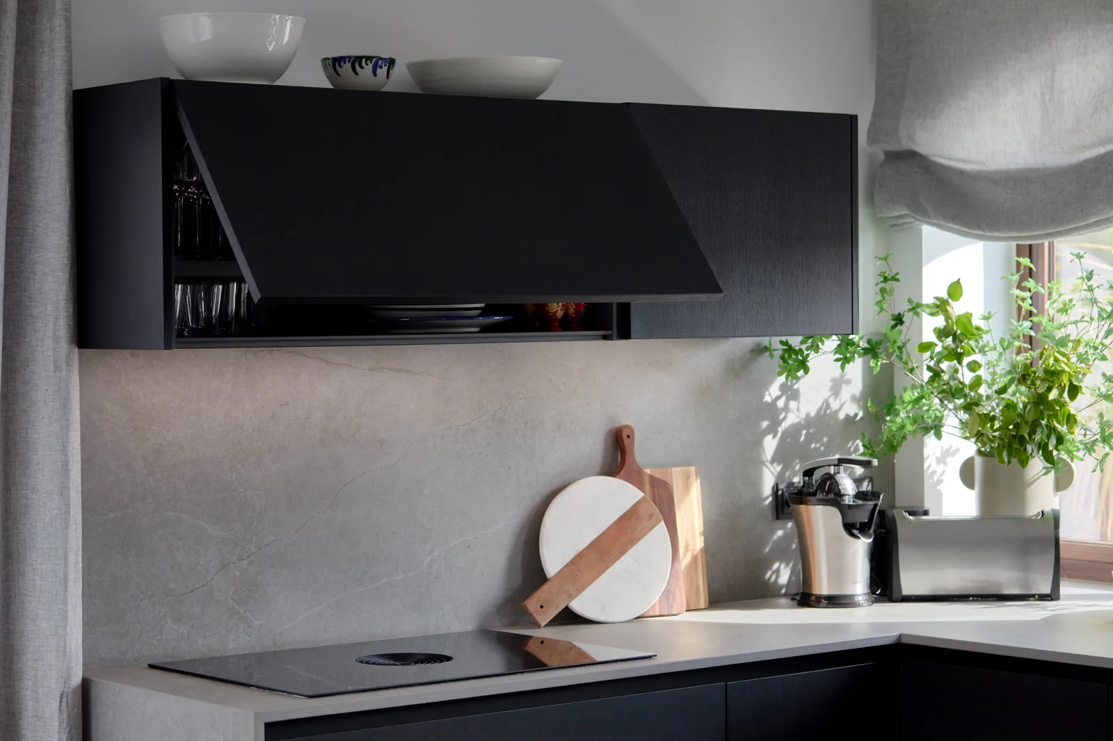 Madera negra abierta comedor nerja — cocina a medida de Rosso Home Design en Barbate