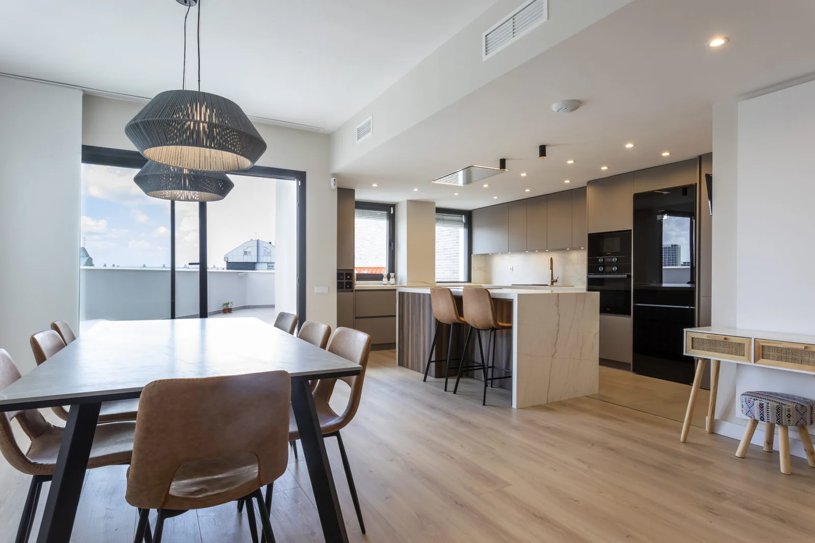 Moderna con isla diseno luz y materiales atemporales — cocina a medida de Rosso Home Design en Jerez de la Frontera