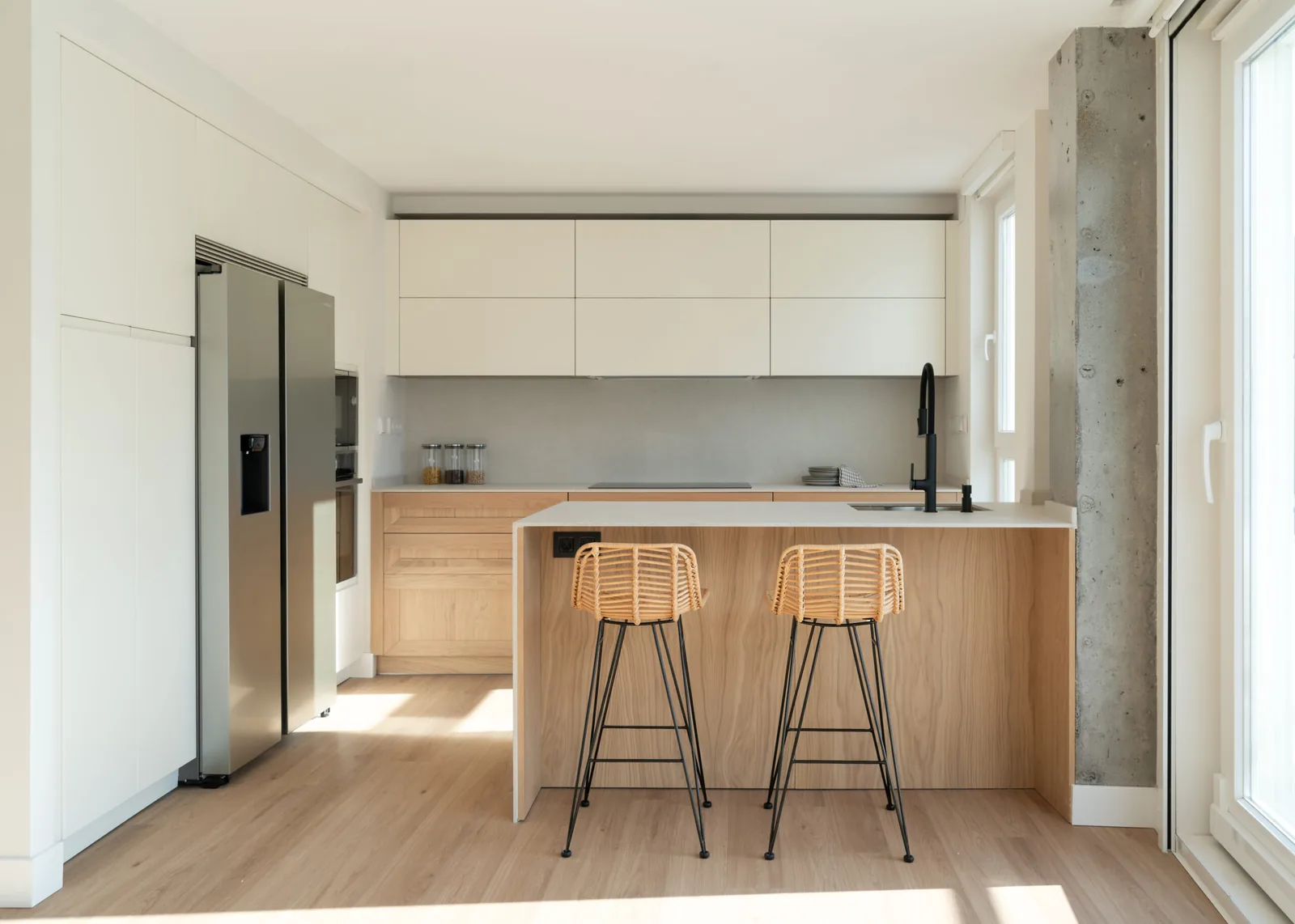 Moderna con peninsula y madera de roble diseno calido y funcional — cocina a medida de Rosso Home Design en Cádiz