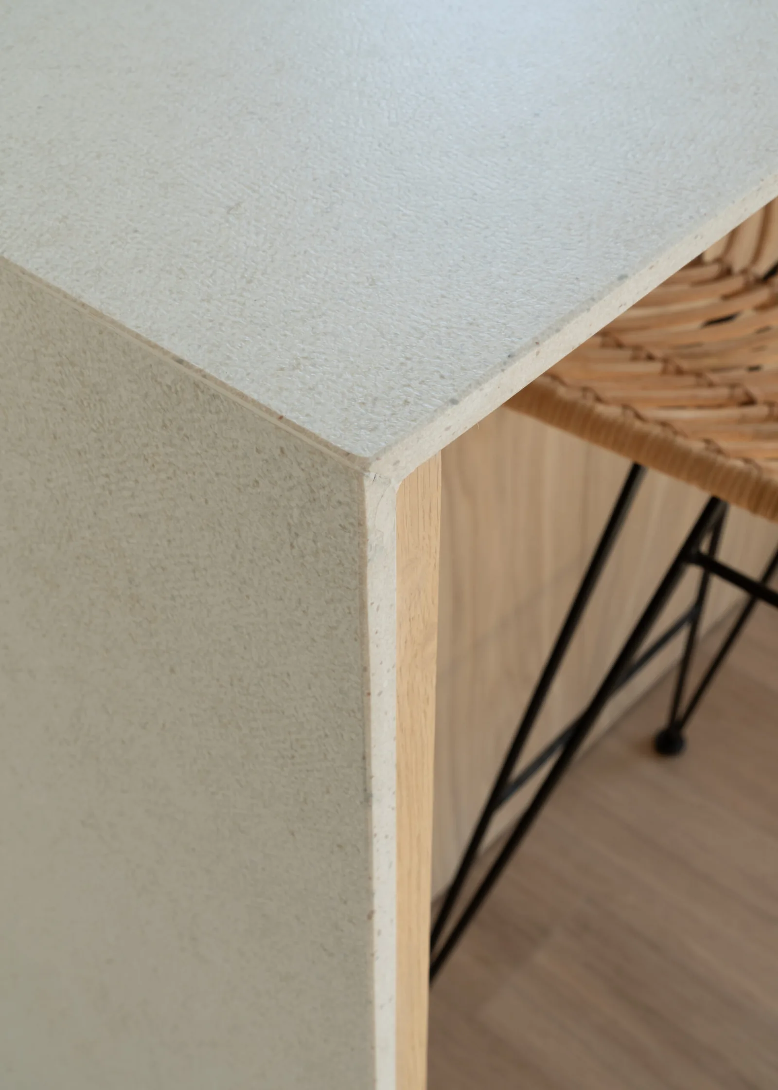 Moderna con peninsula y madera de roble diseno calido y funcional — cocina a medida de Rosso Home Design en Cádiz
