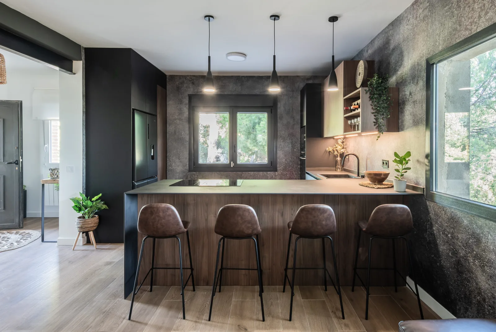 Moderna en l con peninsula y estilo industrial — cocina a medida de Rosso Home Design en San Fernando