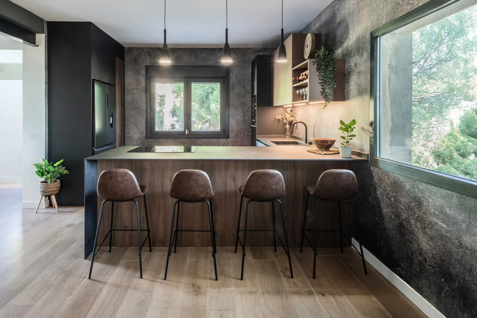 Moderna en l con peninsula y estilo industrial — cocina a medida de Rosso Home Design en San Fernando