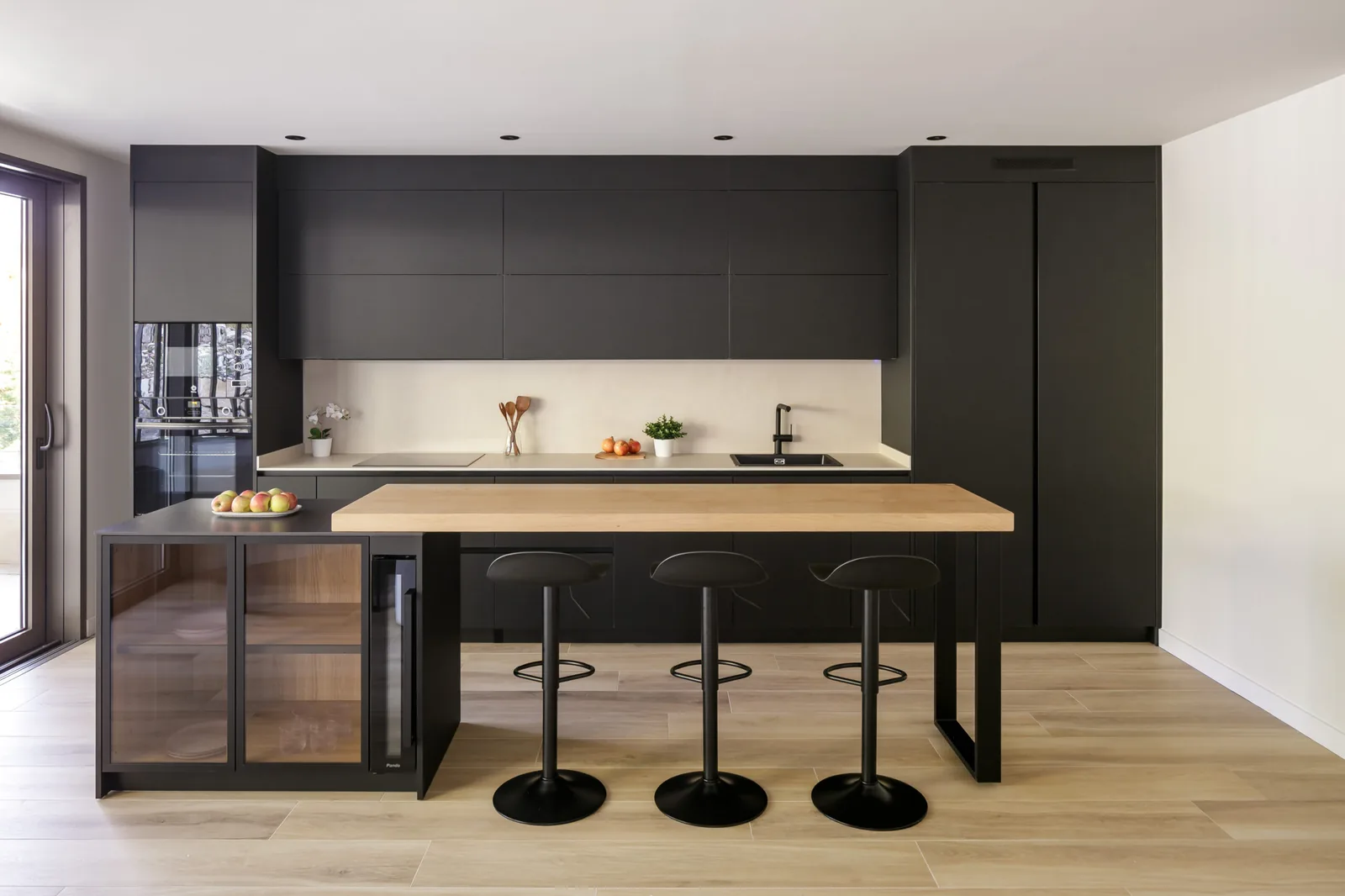 Moderna en paralelo con isla y acabados en negro mate — cocina a medida de Rosso Home Design en Cádiz
