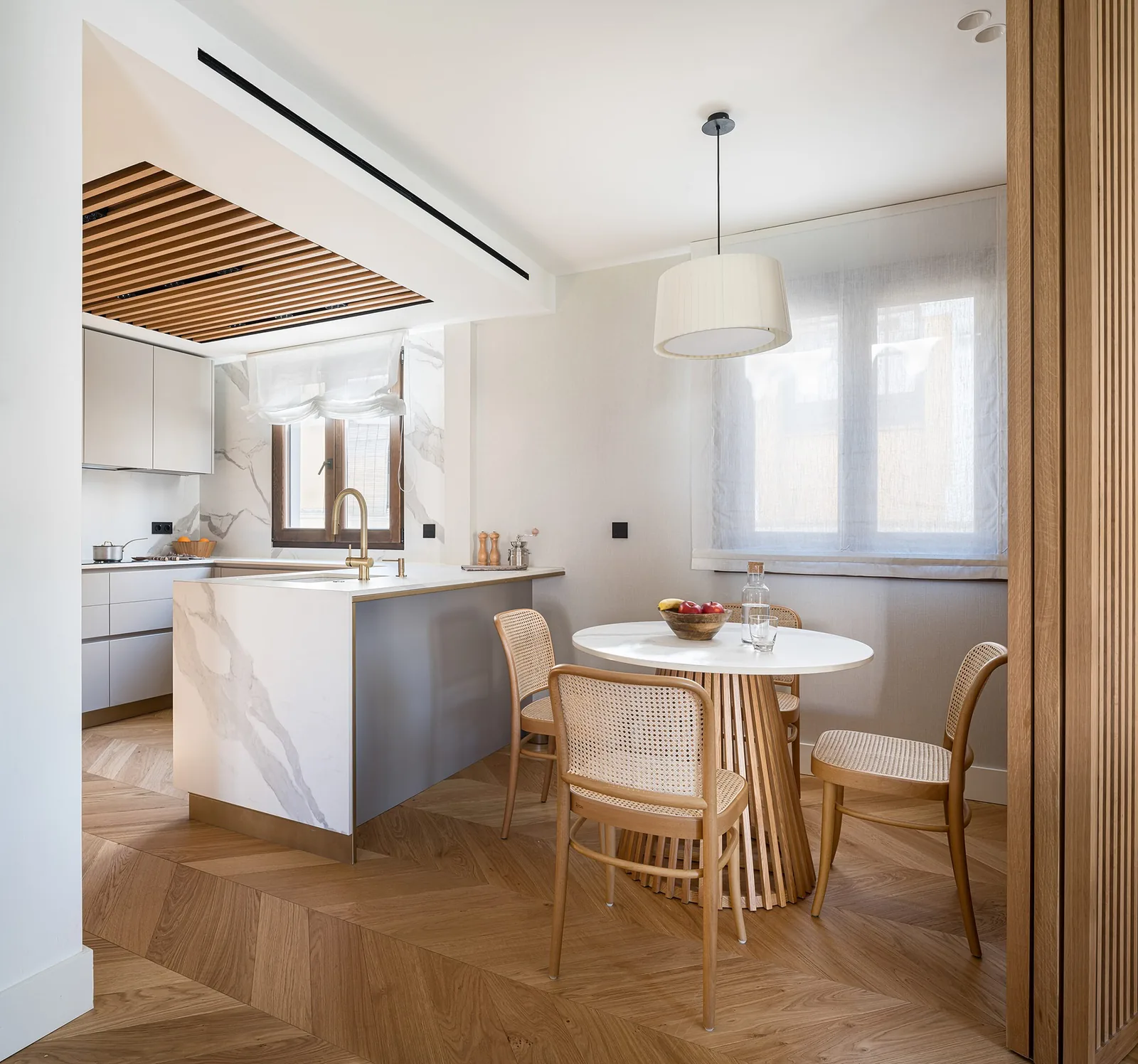 Moderna en u — cocina a medida de Rosso Home Design en Cádiz