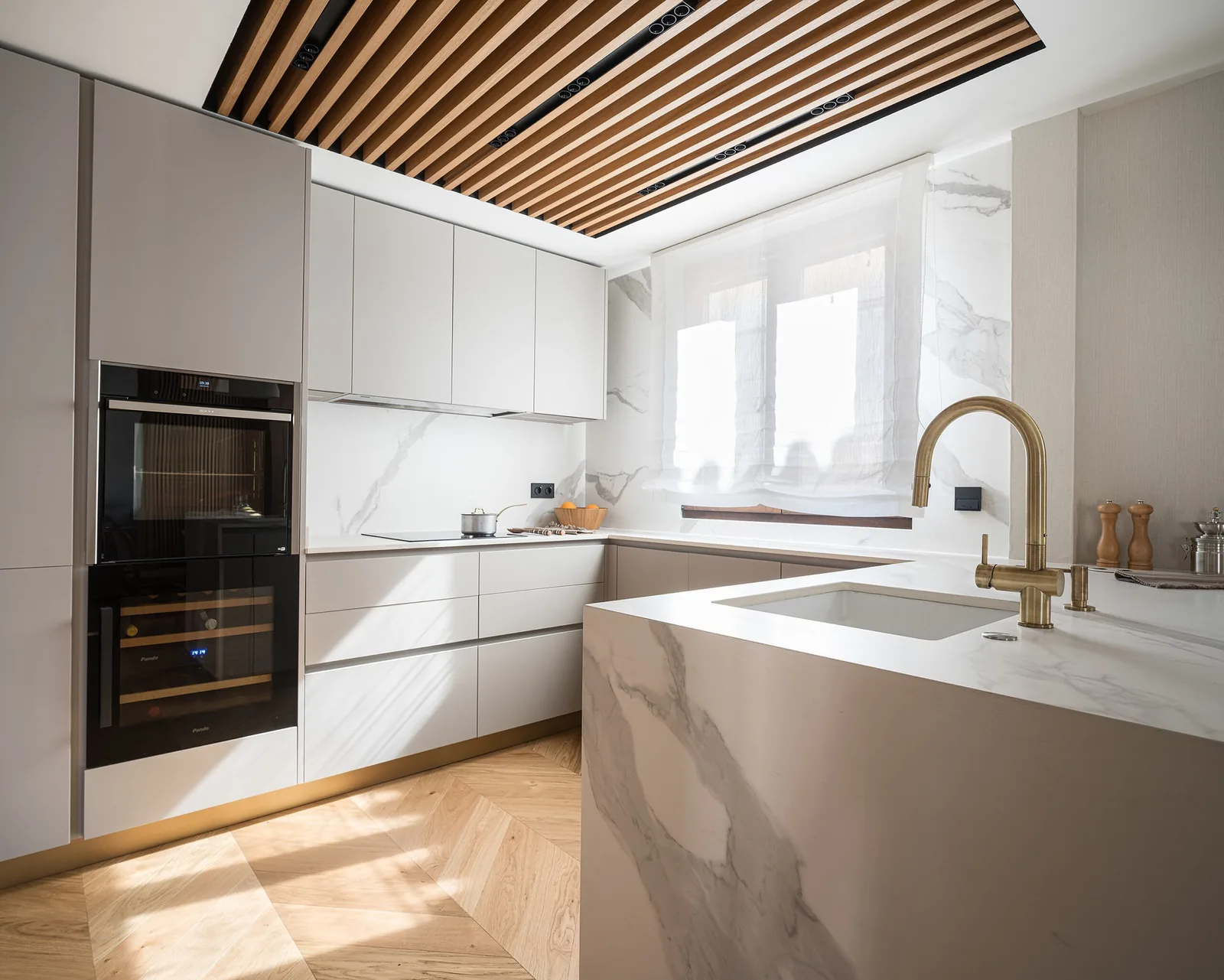 Moderna en u — cocina a medida de Rosso Home Design en Cádiz