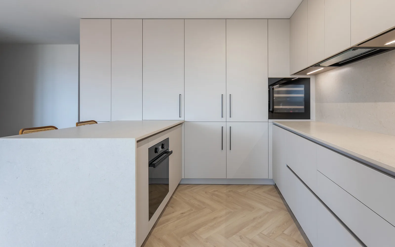 Moderna en u con peninsula diseno continuo y materiales contemporaneos — cocina a medida de Rosso Home Design en El Puerto de Santa María