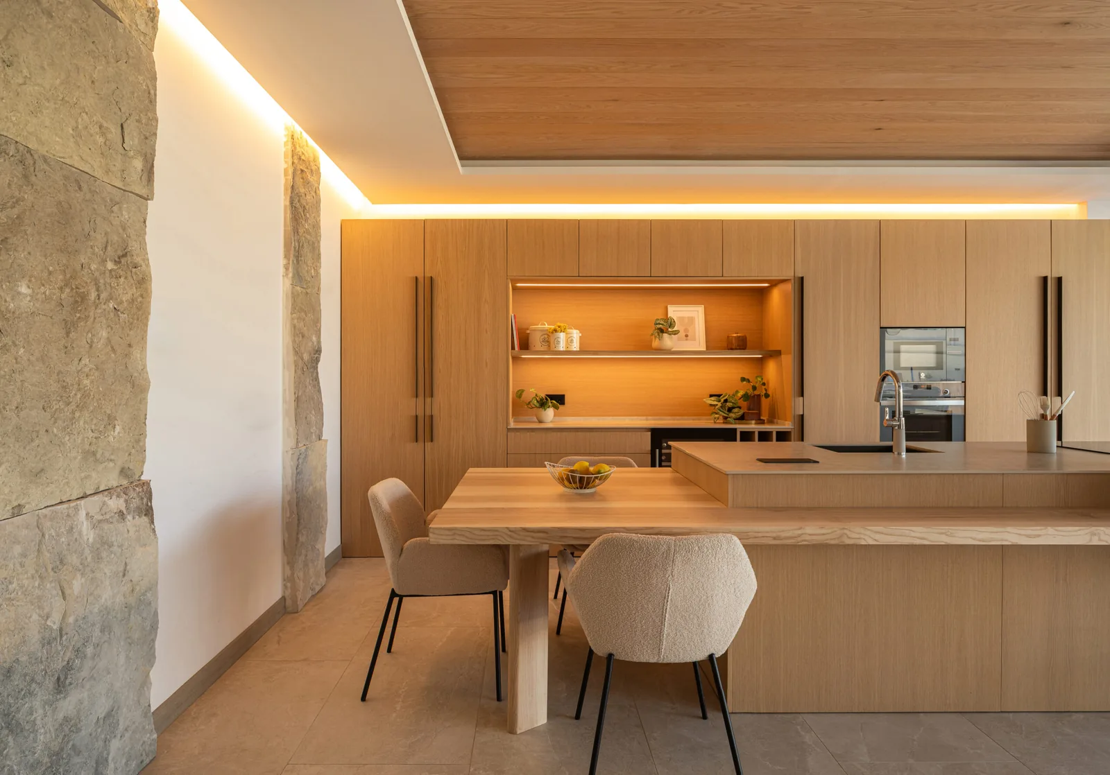 Moderna isla madera natural — cocina a medida de Rosso Home Design en Cádiz