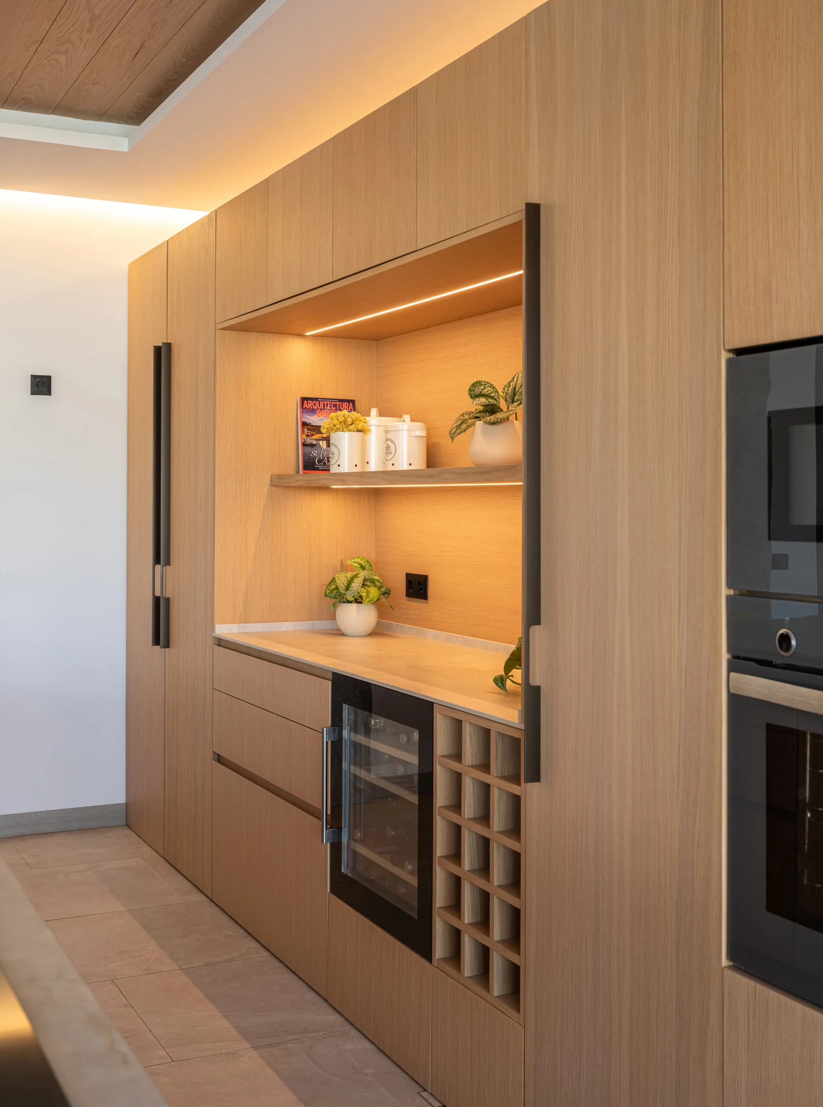 Moderna isla madera natural — cocina a medida de Rosso Home Design en Cádiz