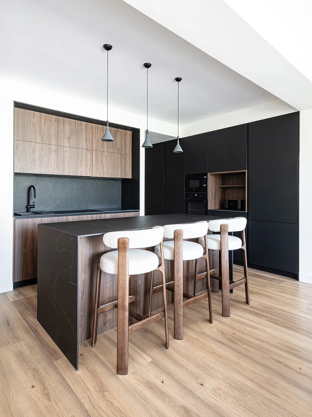 Moderna isla negro madera — cocina a medida de Rosso Home Design en Cádiz