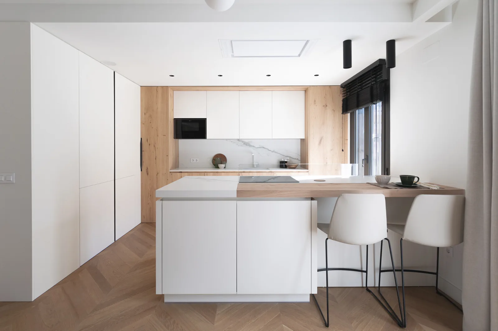 Moderna peninsula madera natural — cocina a medida de Rosso Home Design en Sanlúcar de Barrameda
