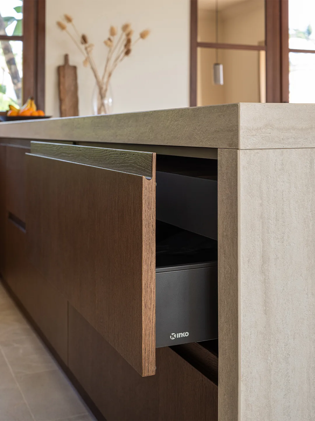 Moderna u peninsula madera — cocina a medida de Rosso Home Design en Cádiz