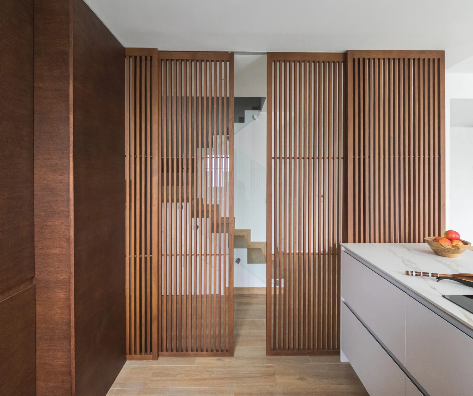 Moderna u peninsula madera natural — cocina a medida de Rosso Home Design en Cádiz