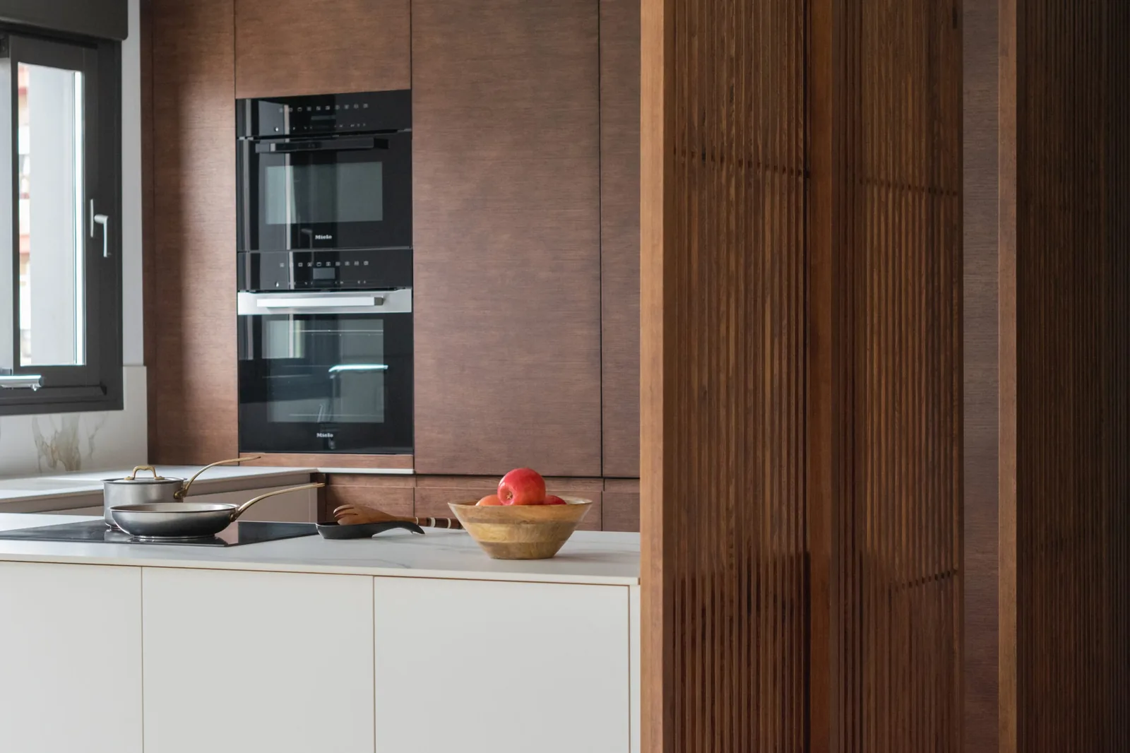 Moderna u peninsula madera natural — cocina a medida de Rosso Home Design en Cádiz