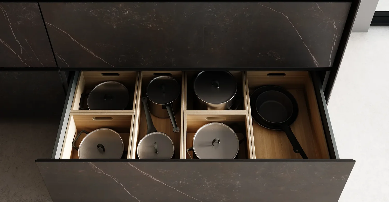 Cocina K1 a medida en Cádiz: piedra, metal y madera con líneas fluidas — Rosso Home Design