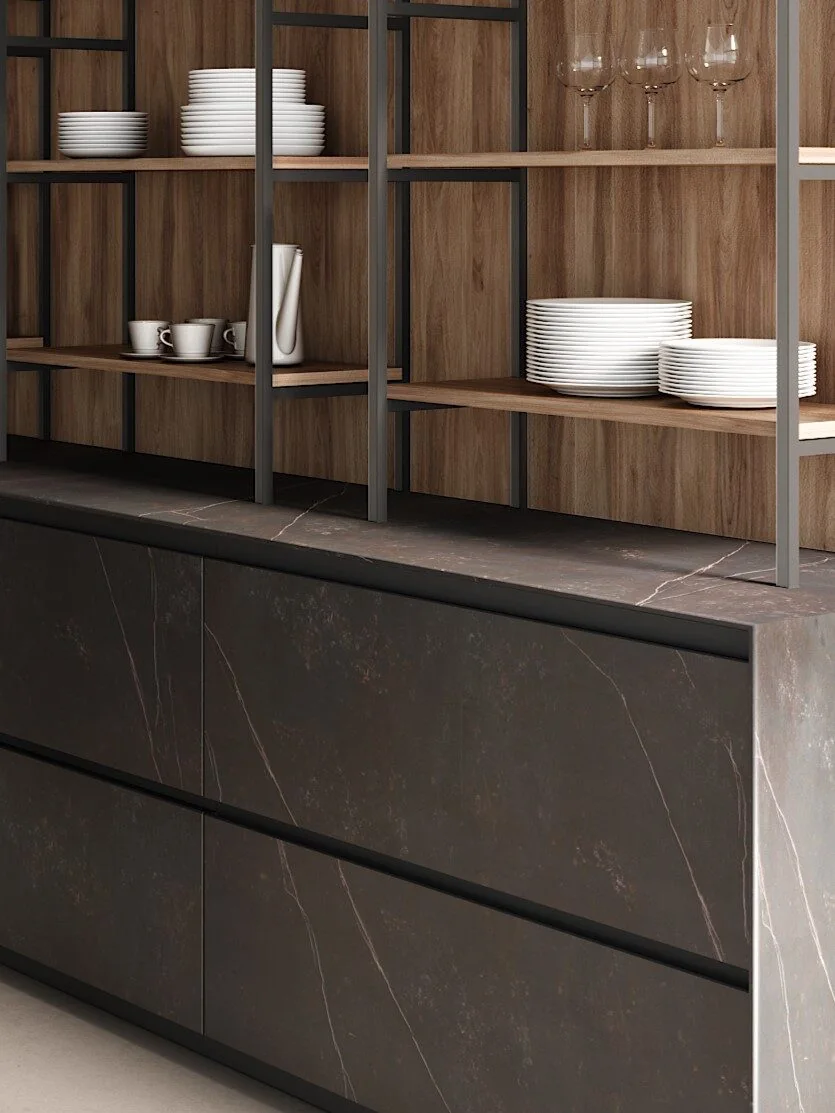 Cocina K1 a medida en Cádiz: piedra, metal y madera con líneas fluidas — Rosso Home Design