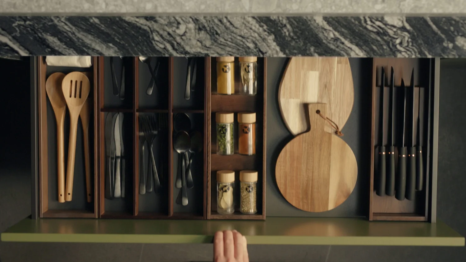 Cocina K17 a medida en Cádiz: colección 2026 en verde y madera — Rosso Home Design