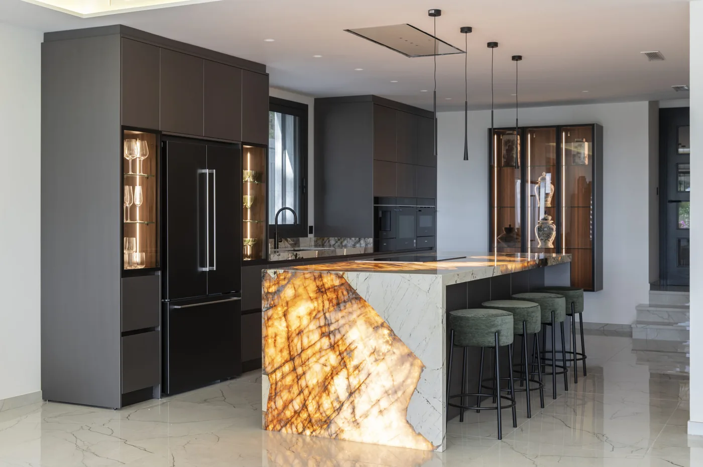 Cocina con isla central a medida en Cádiz, con isla retroiluminada en piedra — Rosso Home Design