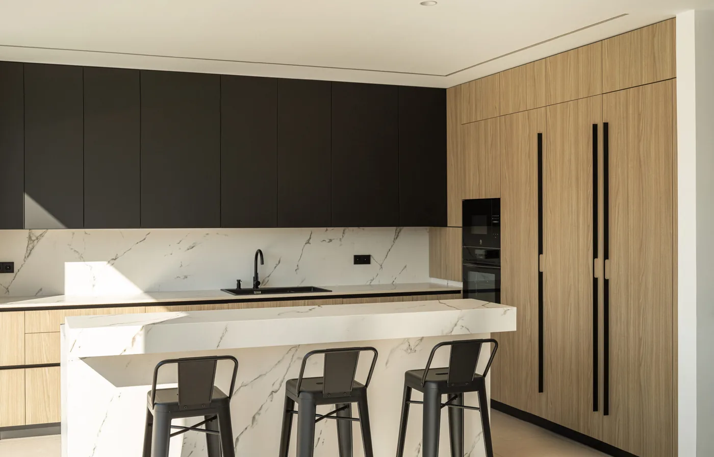 Electrodomésticos integrados en cocina a medida en Cádiz — Rosso Home Design