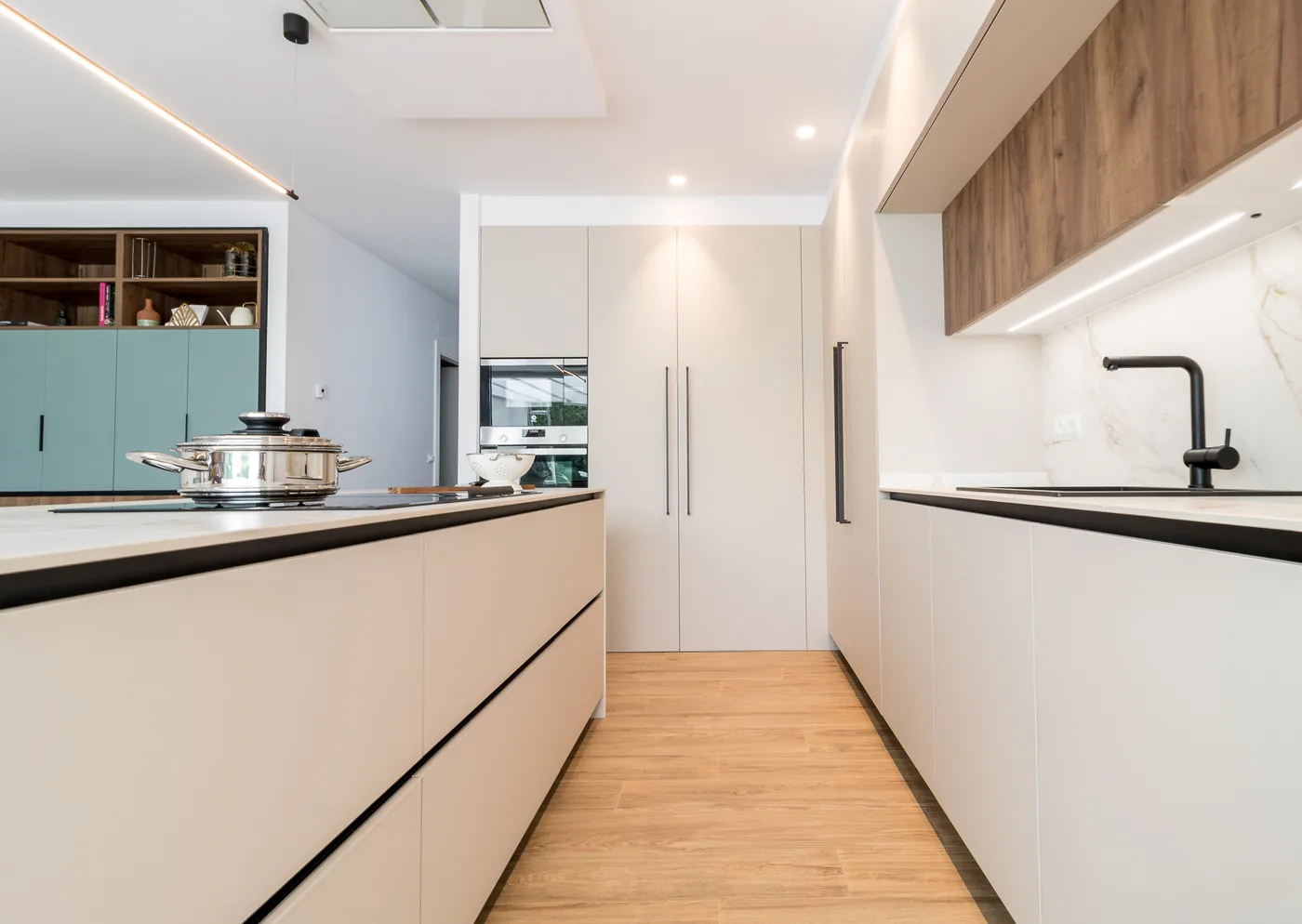 Electrodomésticos integrados en cocina a medida en Cádiz — Rosso Home Design